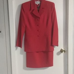 Ladies 2pc Valentine suit. Size 8. Lined.